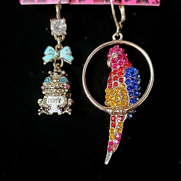 New Vintage! BETSEY JOHNSON Tropical Forest Collection Frog Macaw Drop Earrings. - Picture 5 of 6